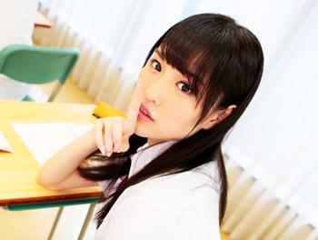『なんでこんなに手付きがヤらしいんですか？』黒髪ロングの美少女が学校の教室で電マやバイブ責め！3Pで感じまくり！ｗ/♥