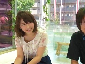 スタイル抜群で笑顔が可愛い女子大生！友達のチンポフェラしたり騎乗位で挿入ピストンされて気持ち良くなっちゃう//♡