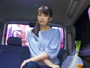 【素人ナンパ企画】笑顔か似合う綺麗な若妻が車内で丁寧にチンポをしゃぶっちゃう//♥Gパンにザーメン射精されちゃったｗ