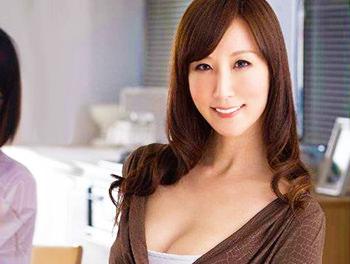 『相手してよ…こんなに勃ってるじゃない//♡』スレンダー巨乳のセクシー熟女に手コキやチンポしゃぶられ我慢できず口内射精！