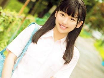 『透き通るような色白！黒髪ロングの童顔ロリ顔の女子大生！』騎乗位やバックでピストンされ気持ち良さそうに喘いじゃう！//♥
