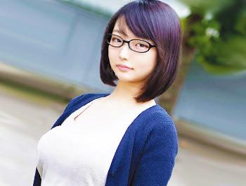 『恥ずかしいですぅｗ』美肌でスタイル抜群のメガネ女子がオイルを塗られマッサージされるとエッチな吐息が漏れちゃう！！//♥