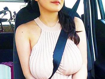 『シートベルトが埋もれる程の超乳！』車が揺れて美巨乳おっぱいもプルンプルン♥//騎乗位や中出しセックスで爆乳が揺れる！