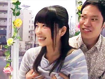 《マジックミラー号》外の景色が丸見えの状態でセックスを楽しむ可愛い美少女//♥フェラしたりチンポ挿入されて感じちゃう！