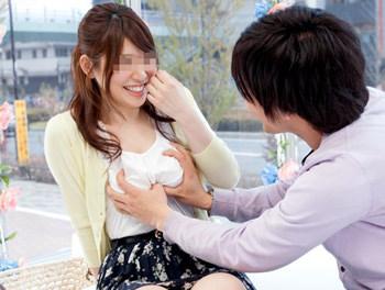 『大学生カップル！色白で可愛い女子大生が中出しセックス！』騎乗位で柔らかい美巨乳おっぱいが揺れまくり♥/《素人ナンパ》