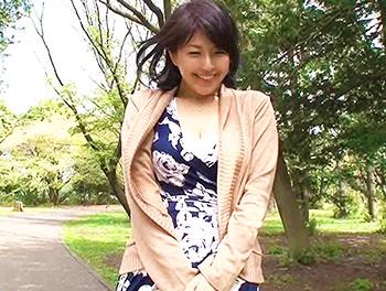 熟女人妻が車内でフェラしたり乳首責めされて感じちゃう♡お風呂場でチンポ挿入され美巨乳おっぱい揺っれまくり！ｗｗｗ