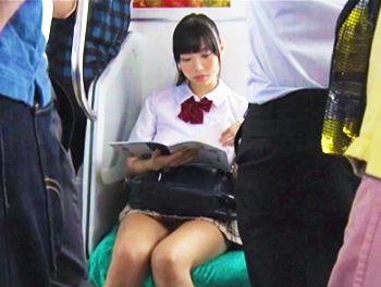 【痴漢】可愛い制服姿の美巨乳おっぱい女子高生が電車でお尻を触られたり声が出せずのおマ●コの中に指を挿れられる…！！