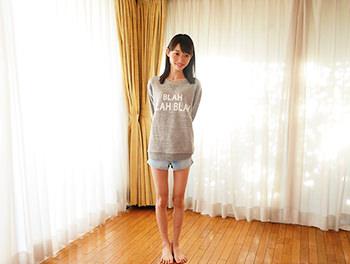 これはアウト！？幼児体型で可愛い貧乳つるぺた無毛パイパン美少女がローター責めや両手を拘束されエッチな事されちゃう！♥