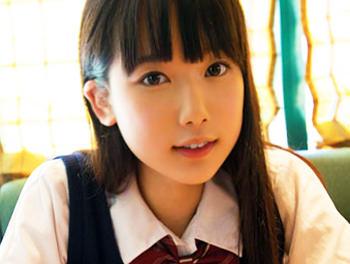 『スッゴク大きぃ…』童顔ロリ顔美少女が手マンで潮吹き//♥デカチンを制服着衣で主観フェラしたりチンポ挿入され感じまくり！