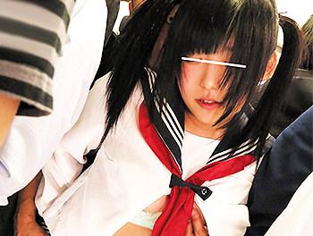 《痴漢》美爆乳おっぱいの女子高生がスカート脱がされパンツの中にチンポを突っ込まれザーメン射精されてしまう…。