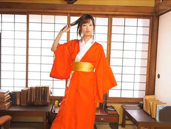 『和服を脱ぐとスレンダーで綺麗で神秘的な裸体！』黒髪ロングでこんな清楚で可愛い女の子に見つめられたら興奮モノだよ！♥//
