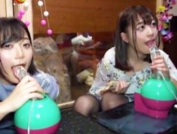 『ああっダメッ！♥/』居酒屋で2人の美少女がマシンバイブを主観フェラしたりパンスト破られ電マ責めされ喘ぎまくる！ｗ