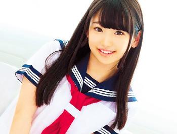 『なんか楽しくなってきちゃった//♡』パンツの上からチンポを足コキする童顔ロリ顔女子高生！金玉舐めもしちゃいますｗ