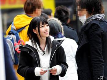 これは本当にガチ！素人ナンパ！黒髪ロングの可愛い美少女に声をかけられ戸惑う男性の反応が超リアルｗ中出し企画！♥