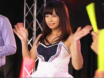 『パンツの中…濡れてます//♡』ロリ巨乳アイドルがライブ会場でおじさんにおっぱい揉まれ気持ち良くなっちゃうｗ