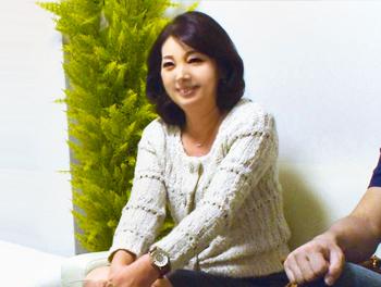 『気持ちイイんだったらイイいじゃん//♥』熟女おばさんがチンポ咥えたり手コキで責めまくり！ｗセンズリ鑑賞も強要ｗｗｗ