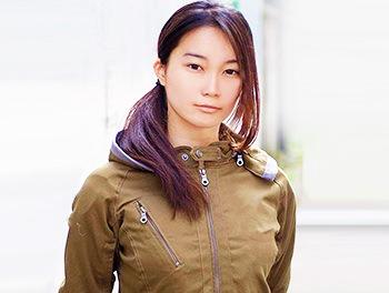 工場に勤務している男勝りな性格のお姉さん！ジーンズ上から電マ責めされると超敏感で可愛い声で喘ぐギャップが最高！//♥