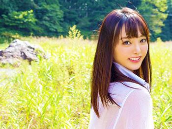 19歳の無邪気で可愛い清楚系の美少女！イケメンと恥ずかしそうにキスしたり高速ピストンされ尋常じゃない程に喘ぎまくり！！♥