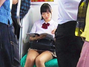 【痴漢】可愛い制服姿の美巨乳おっぱい女子高生が電車でお尻を触られたり声が出ずのおマ●コの中に指を挿れられる…あっ♡！