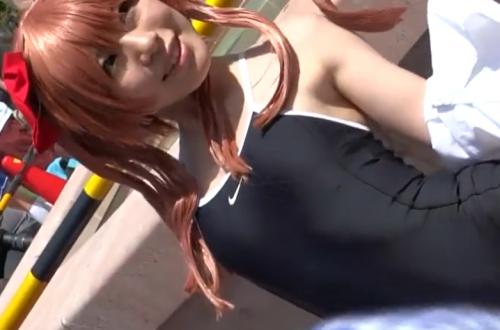 【コスプレ】胸のふくらみと股間のふくらみが・・・。