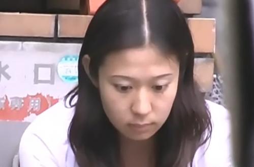 【盗撮】Perfumeの「のっち似」美女が携帯を弄って無防備になった下半身を盗み取りしたらノーパン陰毛モロ見えだった。
