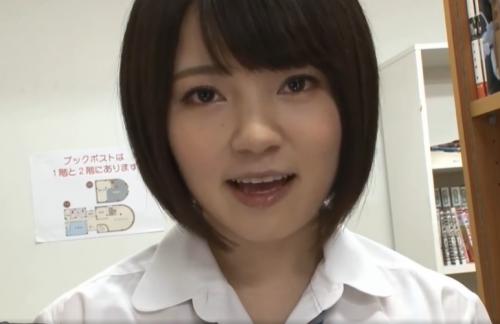 【早坂かな】清楚系ショートカット美少女がハート柄パンツを見せつける。