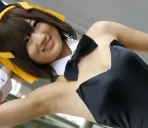 【コスプレ】美人コスプレイヤーのパットが・・・。色々と見えちゃってます。
