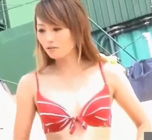 【胸ちら盗撮】貧乳ママさんがビキニで浮きブラ。バッチリ乳首が見える貴重シーンがあります。