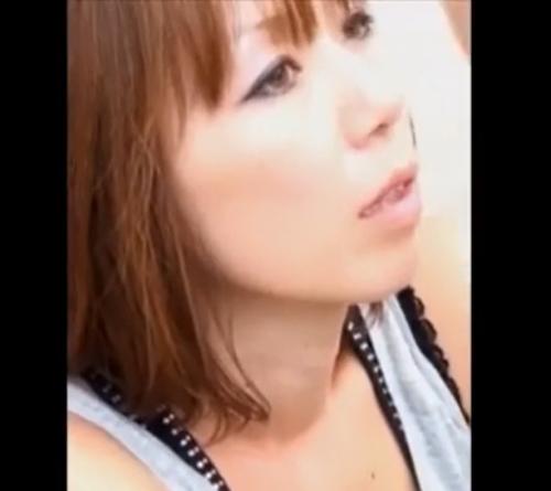 【胸ちら盗撮】街中で胸元の空いた服を着る美女を上から盗み取り。乳首が見える瞬間が最高です。