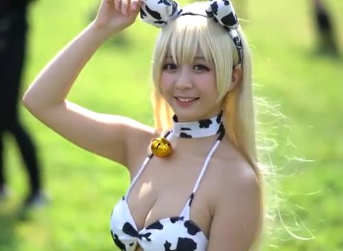【コスプレ】金髪美女のコスプレイヤーが炎天下でポージング決めてます。おっぱいポロリは・・・。