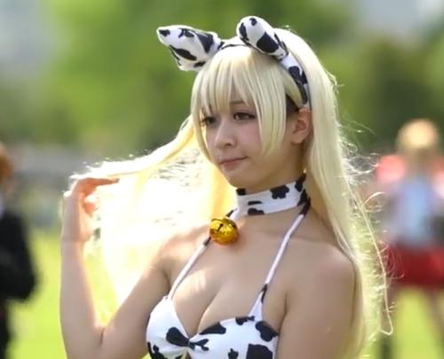 【コスプレ】ビキニの抑え込みがハンパねぇ～。もう少し緩めでお願いします。