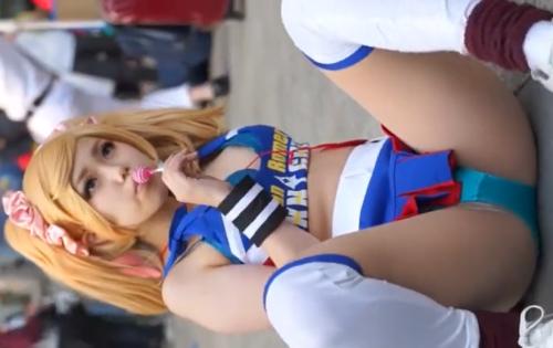 【コスプレ】グリーンのブラのその奥に・・・。