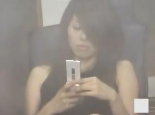 【自宅盗撮】綺麗系女性が自宅でスマホを弄っていたらムラムラしてきてオナニー開始！
