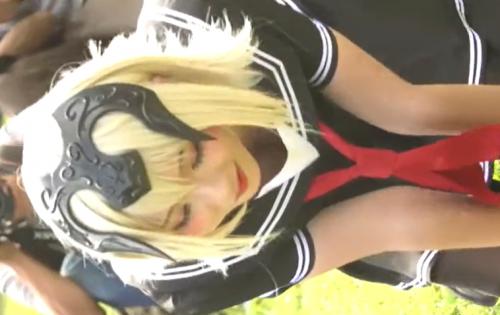 【コスプレ】パンチラだけでなく胸チラのサービスも行ってくれてラッキー！