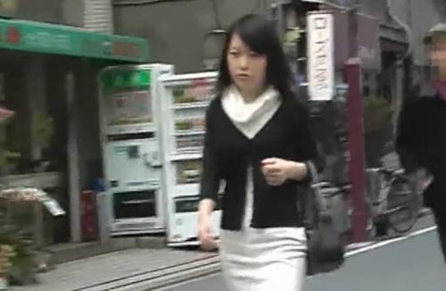 【盗撮】注意喚起！こんな事をしてはいけません。女性の背後に忍び込みスカートめくりパンツを下げる卑劣な行為。