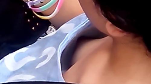 【胸チラ盗撮】やっぱり胸チラが最強ですね。貧乳ブラちらから見える乳首ってそそりますよね。