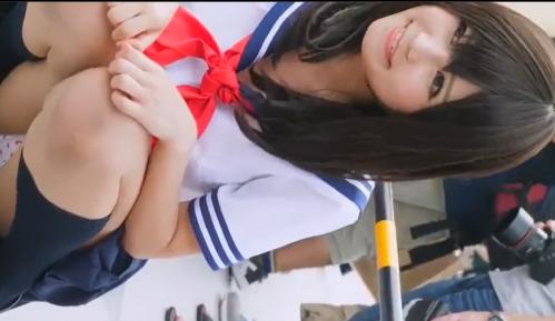 【コスプレ】M字で苺のパンツをご開帳。