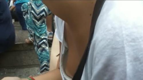 【胸チラ】胸元が大きく空いた服を着ている素人娘を横から撮影。もう少しで乳首が見える。