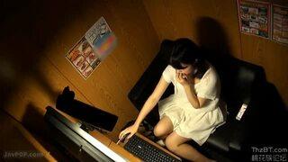 ネカフェでAV鑑賞しながらオナニーしちゃう清楚な女性を盗撮隠し撮り！こっそりバレないように…