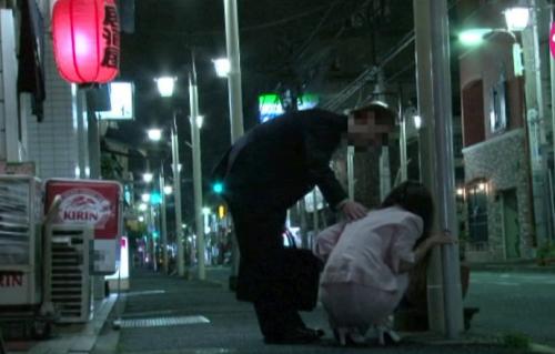 終電後、自宅の近所の道端で酔いつぶれてる女を持ち帰って…。