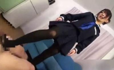 （6分）M男が歓喜の悦びに萌える！！黒タイツJKにお願いして股間を踏みつけてもらい興奮！！