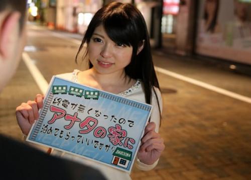 終電を過ぎて街を歩いている男子に突撃ガチンコ自宅訪問！泊めさせてもらう代わりにエッチをしてあげる夢のような企画！
