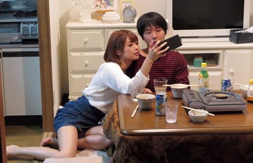 友人が旅行に行っている感に友人の彼氏を寝取ってハメ撮りしまくったヤリマン女の記録映像!