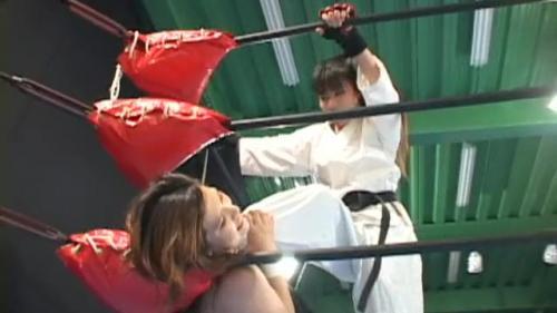 格闘技美女 VS 女子レスラー 負けたら脱がされて屈辱のレズレイプ!