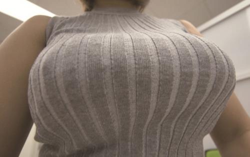 仕事中から気になっていた同僚のニットから張り裂けそうなデカ乳を揉みまくってハメる！