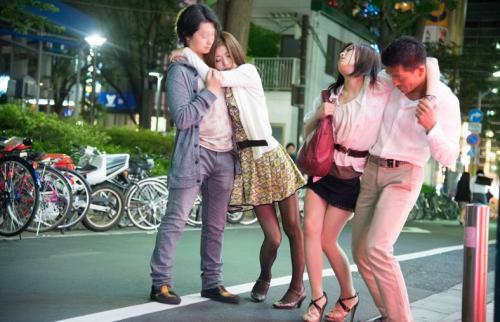【ヤバイ！】 泥酔して抵抗できない人妻をラブホへ連れ込む! 脅し用の動画も撮影したっぷり射精！！