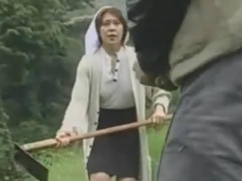 【ヘンリー塚本】や、やめて、あっち行って…強盗犯に鍬で抵抗する農家の巨乳人妻とそれを覗くホームレス