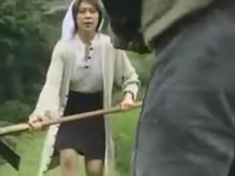 【ヘンリー塚本】なに、やめて、イヤイヤ…田舎の巨乳人妻が凶悪犯に野外で強姦され寝取られる