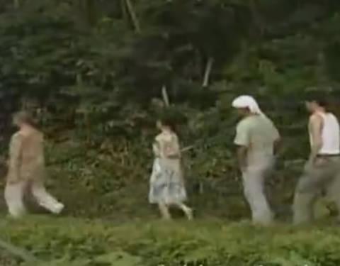 【ヘンリー塚本】約束通り落とし前をつけてもらうからな…巨乳女が野外で３人の男を順番に手コキ＆イラマチオしてるのを覗かれる
