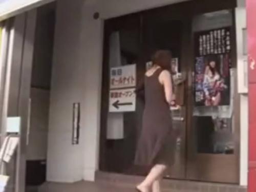 【ヘンリー塚本】熟女人妻が出勤しようとしていた旦那にフェラを強要され近所の親父たちと援交三昧で寝取られる